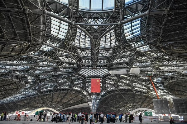 為什么現代建筑以鋼網架結構居多？